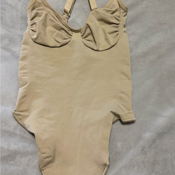 SKIMS Shapewear Set in Black and Tan - Picture 7 of 7